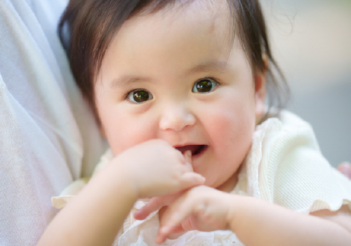 幼児の指しゃぶり画像