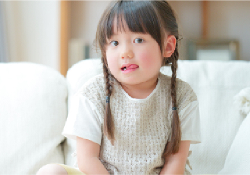 舌を上下の歯の間に突出させる癖の画像